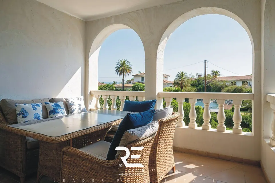PRECIOSO APARTAMENTO CON AMPLIA TERRAZA Y LICENCIA TURÍSTICA EN PRIMERA LÍNEA DE PLAYA !!