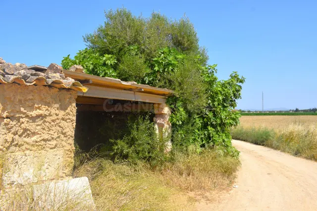 Finca rústica con construcciones, pozo propio y vistas a la 