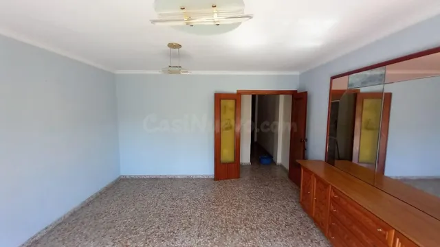 PISO AMPLIO Y LUMINOSO DE 4 habitaciones EN EL CENTRO DE EL  - foto 2