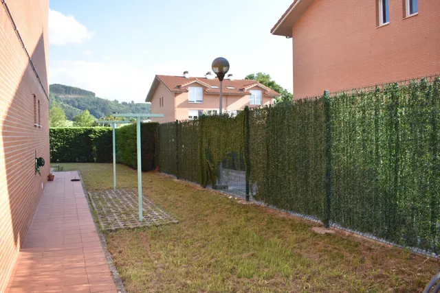 Bajo con jardin en Penagos — 11