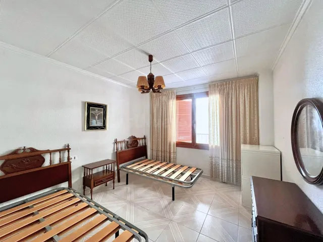 Amplio apartamento (aprox. 90 m2 - 2.ª planta) en primera línea de Playa del Acequión. Gran balcón con vistas al mar (suroeste), piscina comunitaria, cerca del centro, y directamente en la playa. — 21