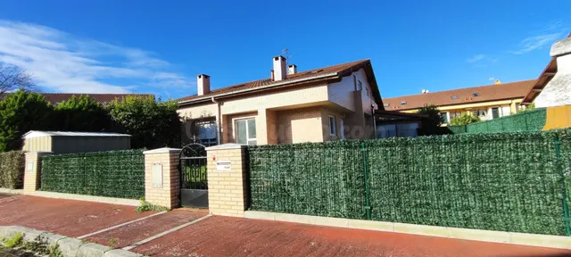 CHALET CON JARDÍN A UN PASO DEL CENTRO DE TORRELAVEGA.-