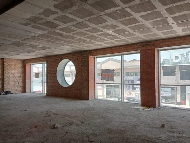 Se vende o alquila local totalmente diafano en Zona Franca — 19