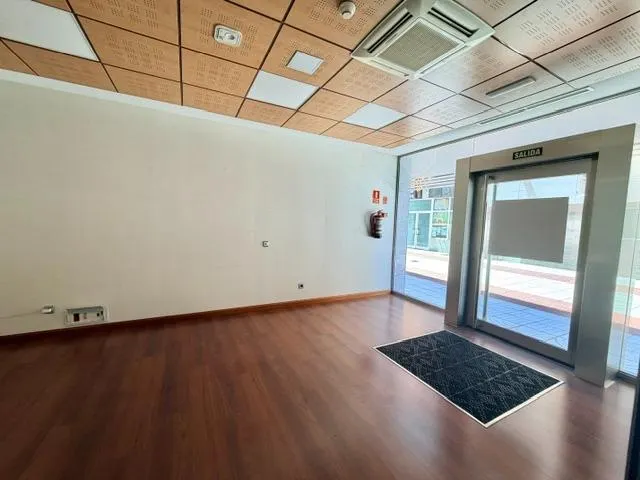 LOCAL EN UNA PLANTA, EN ESQUINA, ACONDICIONADO — 10