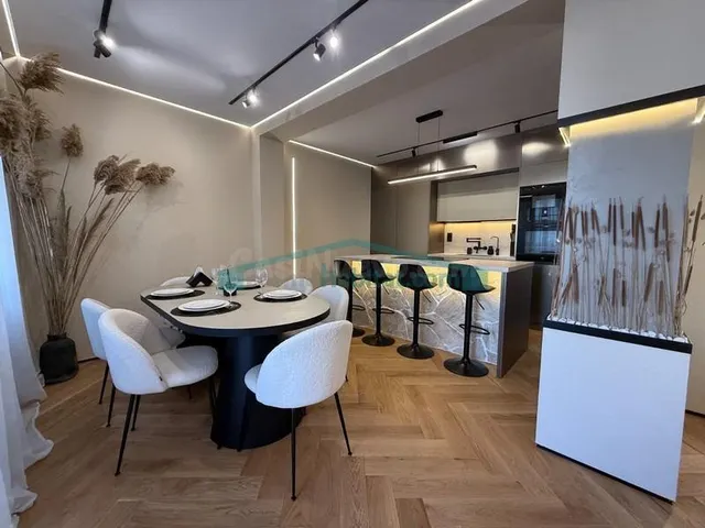 Exclusivo piso reformado con terraza y luz natural en el cor