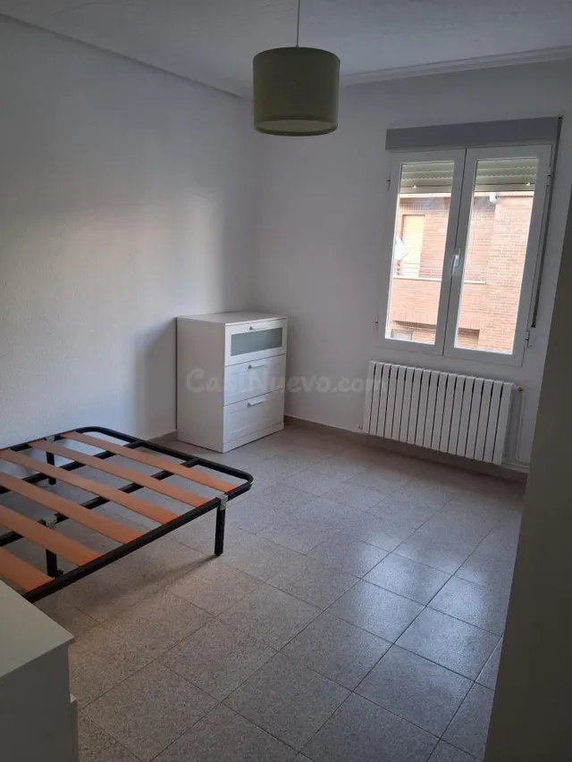 Amplio piso de cuatro dormitorios con muebles a estreno. — 3