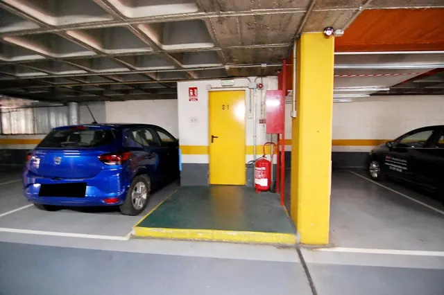 Plaza de garaje para coche grande - Fácil acceso — 6