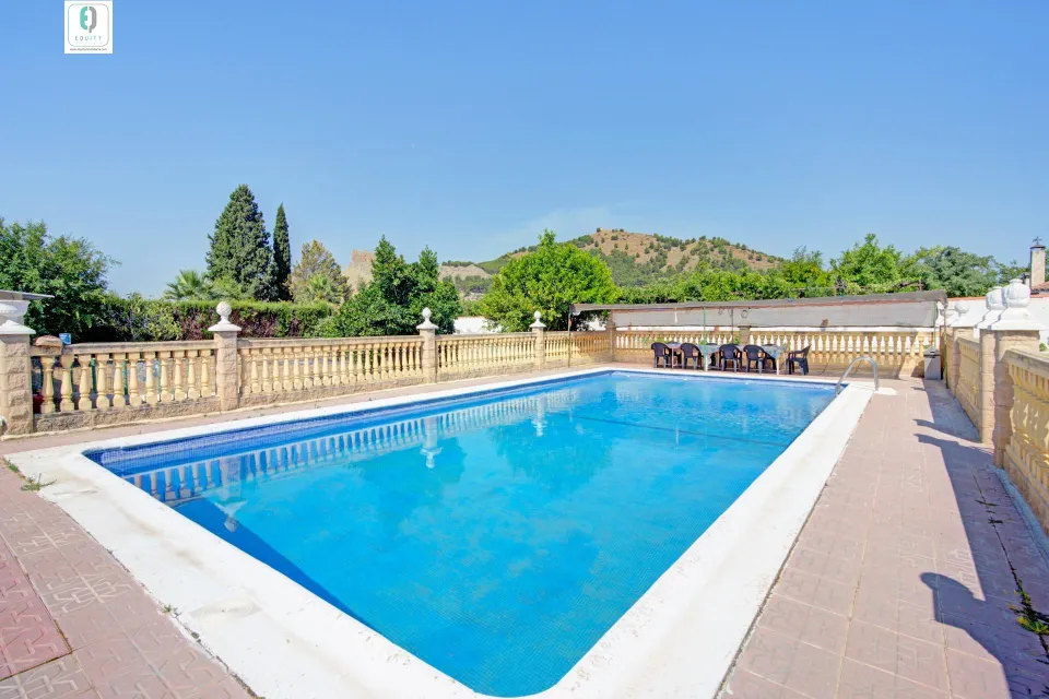 CHALET CON PISCINA EN CORTIJO PRETEL (ALBOLOTE)
