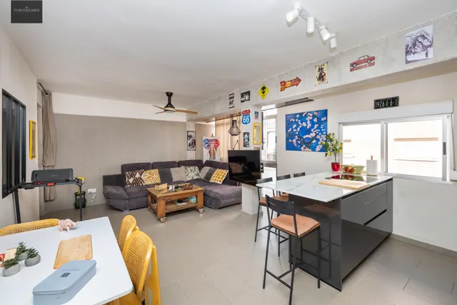 Piso Reformado en Zona Comercial y Universitaria de Granada - €330,000 — 3