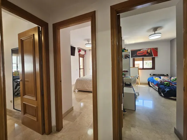 Amplio piso de 3 dormitorios con terraza, garaje, trastero y piscina en Mijas Costa — 19
