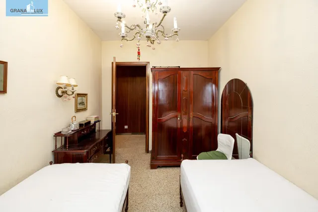 Camino de Ronda. Piso en planta alta con 5 dormitorios, garaje y trastero, calefacción central. — 14