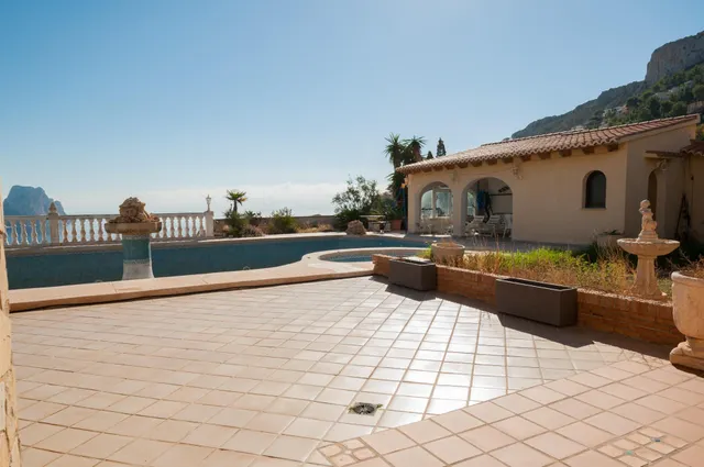 Amplia villa con vistas panorámicas al mar y pista de tenis privada en Calpe — 47