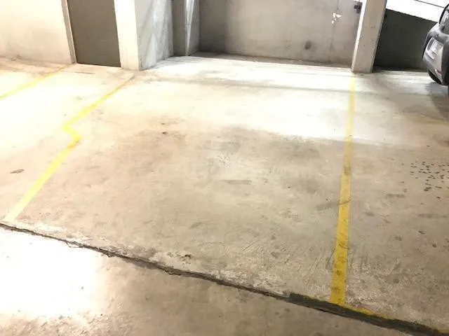 Venta de plaza de parking en la calle Latorre - foto 2