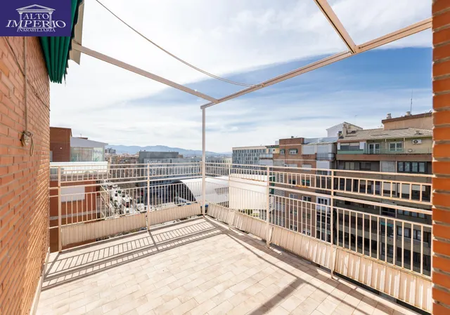SALE A LA VENTA EXTRAORDINARIO ATICO "REFORMADO" EN GRANADA - foto 2
