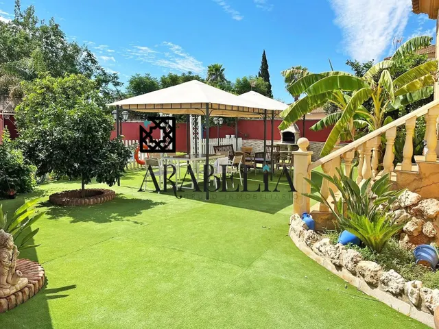 Chalet de 300m2 con piscina y Taller Mecánico profesional en