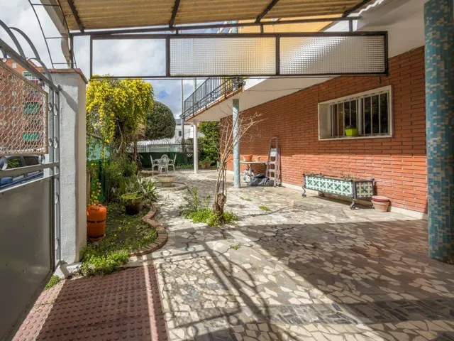 DISFRUTE DEL CENTRO DE GRANADA SIN RENUNCIAR A LAS COMODIDADES DE UNA CASA PAREADA CON JARDIN. — 9