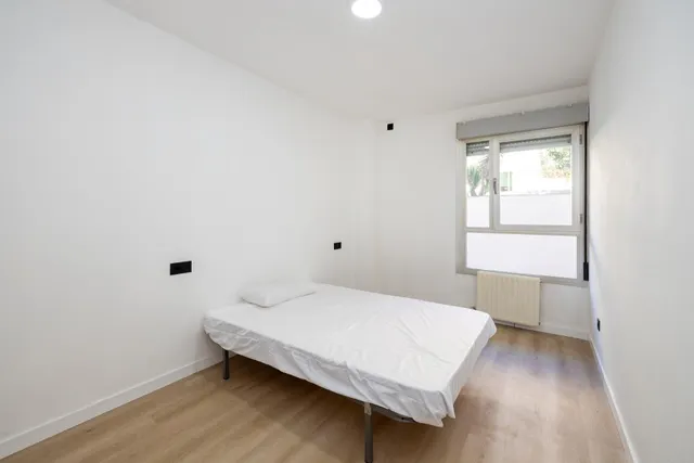 Planta baja con terraza privada, 3 dormitorios, 2 baños y garaje — 17