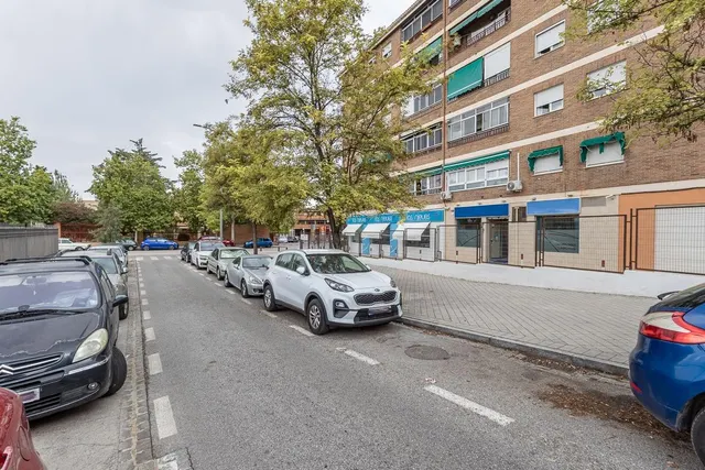 **Luminoso local comercial de 67 m2 con dos amplios escaparates** — 16