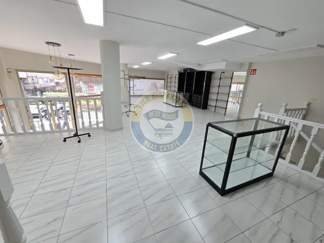 Bajo comercial de gran visibilidad — 6
