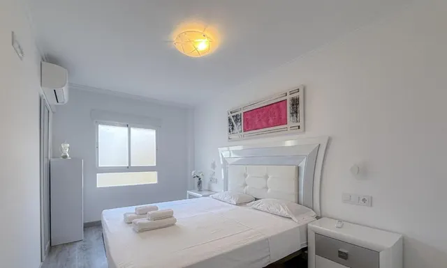 Ático reformado con vistas al mar, enorme terraza y piscina a 50 m de la playa en Torrevieja — 23