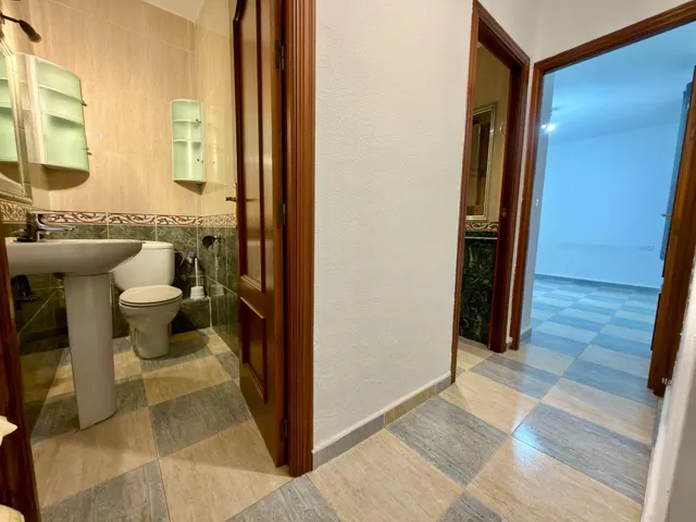 Amplio piso con terraza, 3 dormitorios y posibilidad de 4 en Av. Barcelona – Viñuela – Rescatado — 21