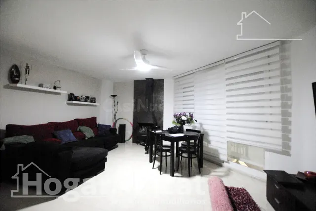 AMPLIA CASA ADOSADA CON TERRAZA Y BALCÓN CERCA DEL AYUNTAMIE - foto 2