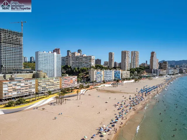 LUMINOSO PISO DE 2 DORMITORIOS EN PLAYA DE PONIENTE, BENIDOR - foto 2