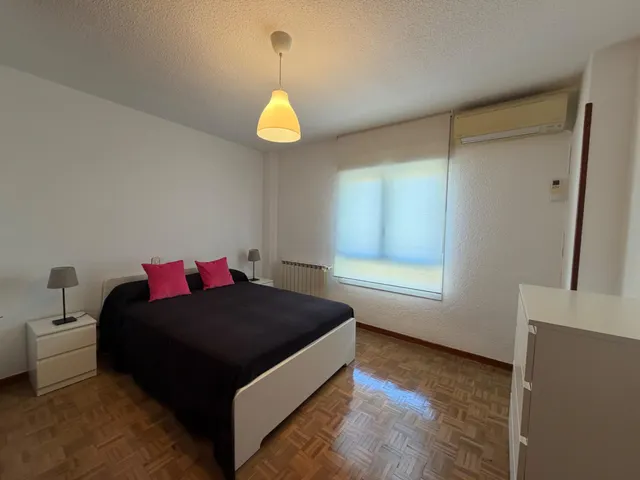 URBAMAR ALQUILA: Exclusivo Ático-Dúplex con Gran Terraza y Vistas a las Torres en Madrid — 10