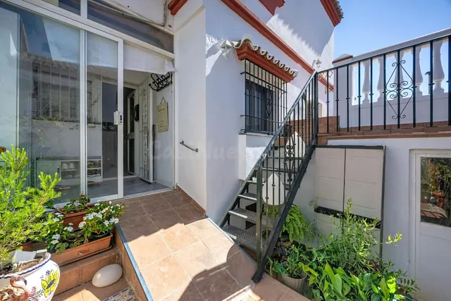 Gran casa unifamiliar con piscina privada, 4 dormitorios y semisótano. — 4
