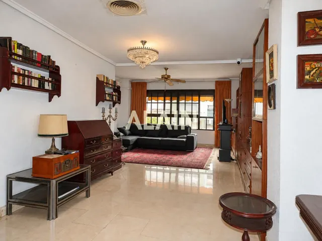 PISO EN VENTA EN LA ZONA DEL ENSANCHE EN VALENCIA CON DOS TERRAZAS Y GARAJE OPCIONAL. — 2