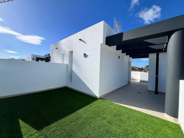 CHALET CON SOLÁRIUM, PISCINA Y SÓTANO — 34