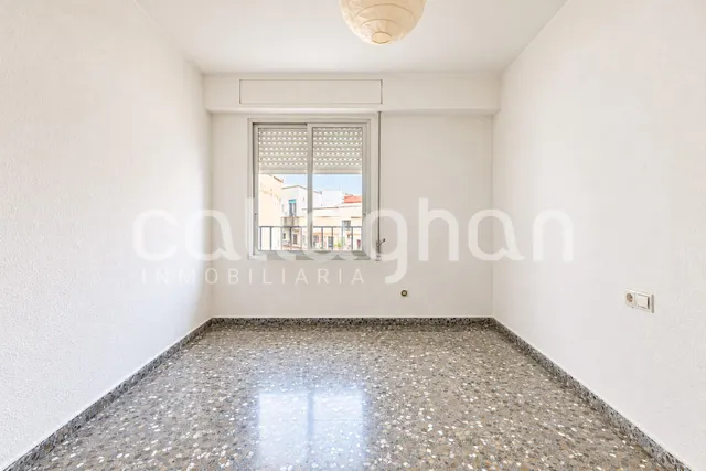 Piso con gran potencial de reforma en ruzafa – 4 habitaciones y 2 balcones — 33