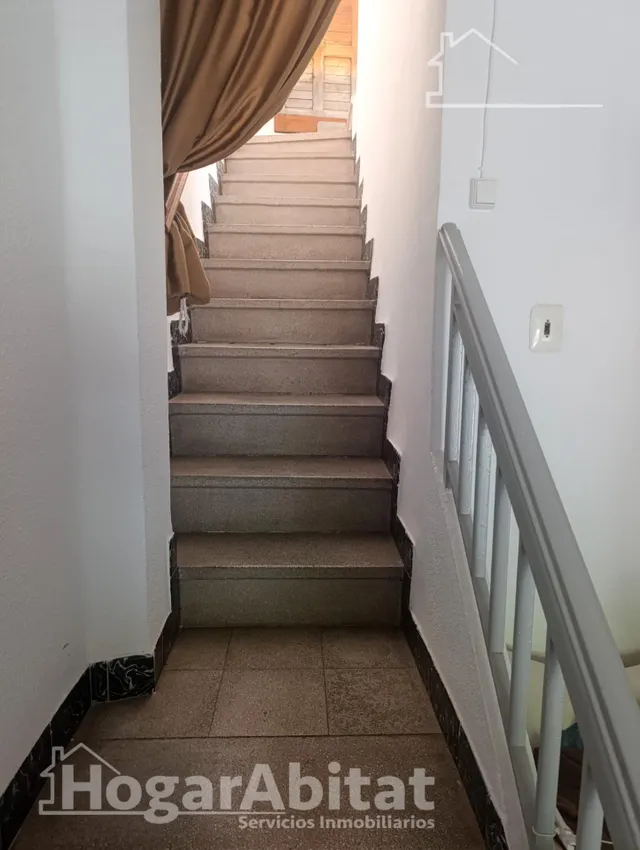 ACOGEDORA CASA CON 4 DORMITORIOS Y VISTAS AL CASTILLO — 24