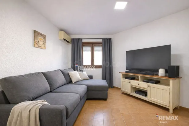 Empuriabrava | Elegante apartamento reformado con vistas al  - foto 3