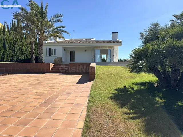 Exclusivo chalet moderno en primera línea de Alenda Golf - foto 2