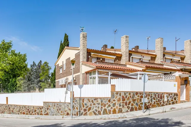 CASA ADOSADA ESQUINERA CON GRAN TERRAZA EN ELS MASSOS DE COM - foto 3