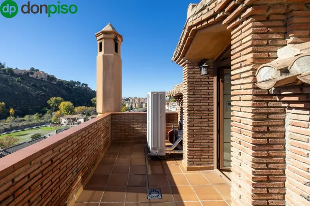 ESPECTACULAR CASA ADOSADA CON PISCINA INDEPENDIENTE — 32