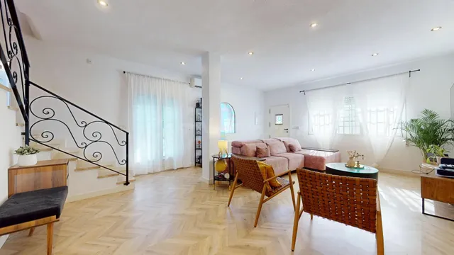 Exclusivo chalet independiente con jardín y excelentes espac