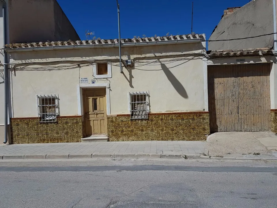 Casa en la Roda muy amplia para reformar y hacerla a su gusto.