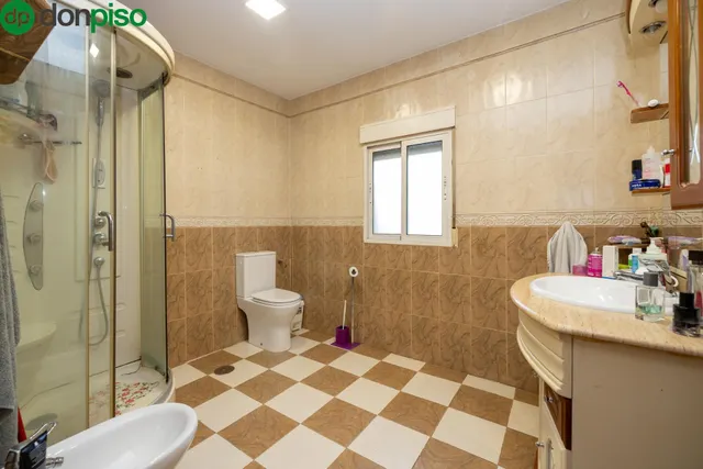 Casa con estupenda ubicación en Armilla. avenida de los ogíjares — 18