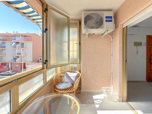 OPORTUNIDAD! Fantástico apartamento reformado con confortable terraza y vistas despejadas (210 Mts playa) — 11