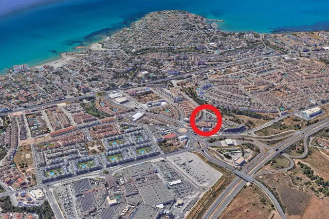 Planta baja moderna (aprox. 63 m2) con 2 dormitorios, 2 baños y amplia terraza/jardín. Gran zona de piscina, cerca del La Zenia Boulevard, ¡y a 15 minutos a pie de la Playa de La Zenia! — 44