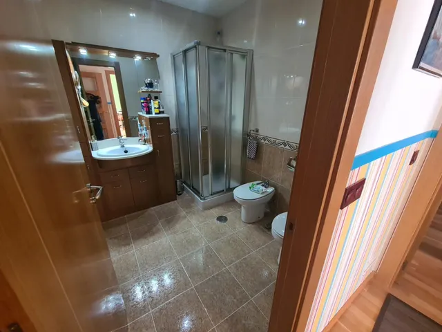 Se vende amplísimo apartamento, amueblado y equipado, cocina, salón, 2 hab., 2 baños. Para entrar. — 17