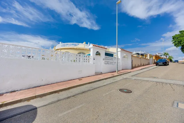 Venta de Villa Independiente con piscina Villamartín Orihuela Costa — 3