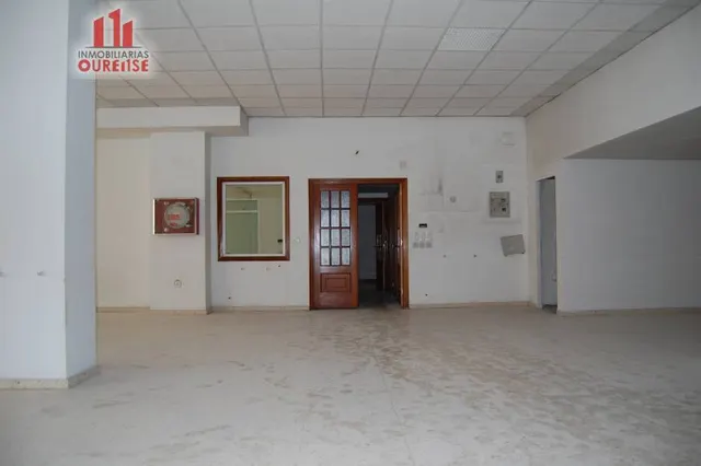 AMPLIO LOCAL COMERCIAL EN EL VEINTIUNO — 28