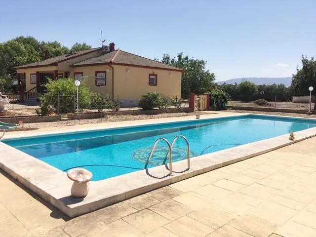 CHALET INDEPENDIENTE EN GRAN PARCELA CON PISCINA A SOLO 400 m. DEL MAR EN ELS POBLETS !! — 28