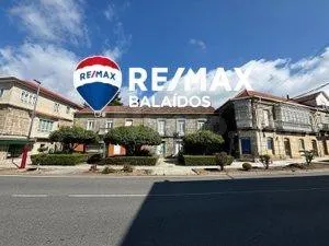Gran casa adosada con local de negocio pleno centro de A Cañ