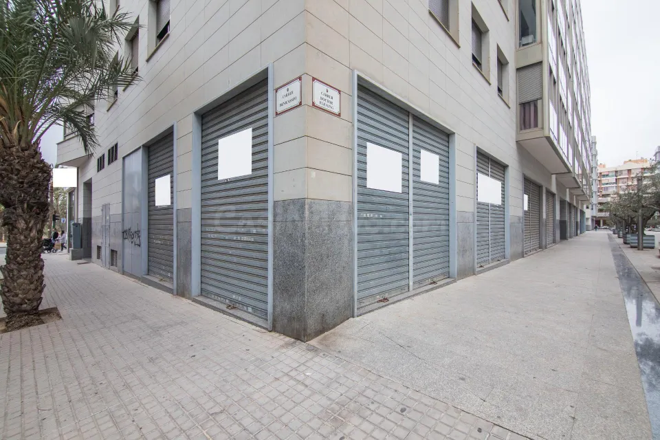 Local comercial ESQUINA con ubicación inmejorable.