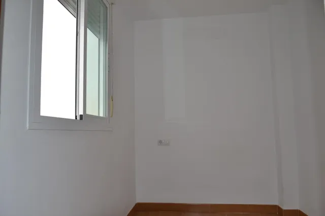 Tu próximo hogar en Sanlúcar la Mayor: tres dormitorios, patio y sótano — 30