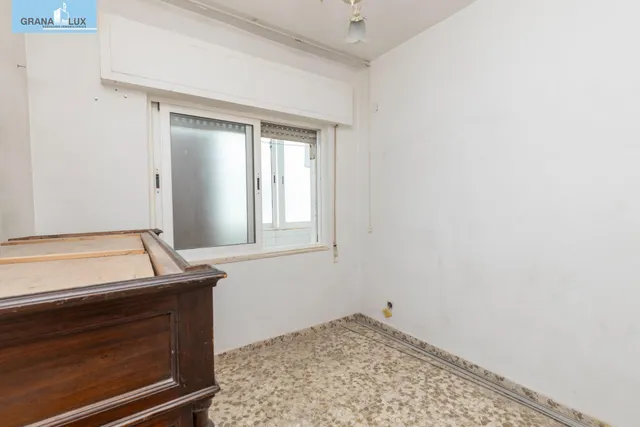 Piso en esquina con terraza y vistas a Plaza Mariana Pineda, Granada — 34